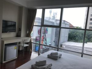 TV a/nebo společenská místnost v ubytování Snooze Hotel Thonglor Bangkok + 27 fotografií