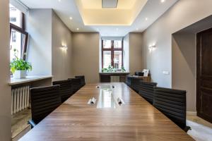 una gran sala de conferencias con una mesa larga y sillas negras en Hotel Elektor Premium, en Cracovia