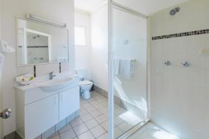 Koupelna v ubytování Boulevard Motel + 27 fotografií