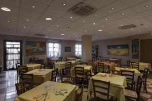 a dining room filled with tables and chairs with white table cloth at Hotel Fondovalle in Città della Pieve