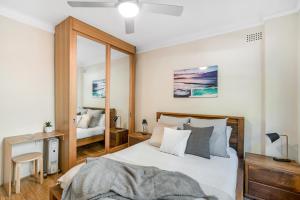 A bed or beds in a room at A PERFECT STAY - Bondi Beach Peach