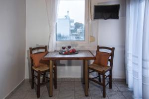 Televízia a/alebo spoločenská miestnosť v ubytovaní Coastal Apartments Volos Alykes
