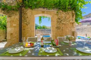 ヴィラフランカ・デ・ボナニーにあるSa Casa Vellaのテーブル(緑のテーブルクロス付)
