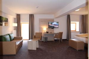 a hotel room with a bed and a desk at SPIEGLHOF apart in Kumhausen