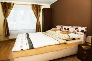 sypialnia z dużym łóżkiem z kocem krowim w obiekcie Barnabáš Rusnák Ubytovanie v súkromí w mieście Mučín