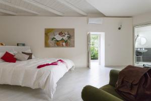 シラクーサにあるRe Bafèのベッドルーム(白いベッド1台、緑の椅子付)