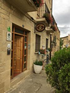 un edificio con una puerta en el costado en Casa Laiglesia, en Uncastillo