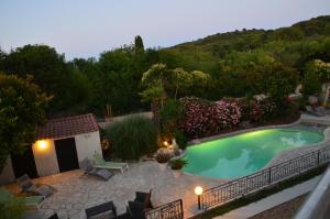 an image of a swimming pool in a yard at Villa-Myami Les Chalets in Sanary-sur-Mer