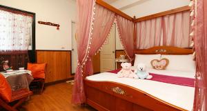 Una cama o camas en una habitación de Yilan Homeland B&B