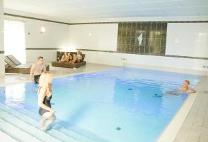 un grupo de personas en una piscina en Best Western Plus Aldhem Hotel en Grobbendonk