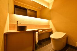 a small bathroom with a toilet and a sink at Shibashi Umeyacho in Kyoto
