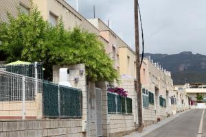 un edificio con plantas al lado de una calle en Chalet Piscina Mar 2, en Sant Carles de la Ràpita