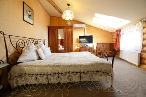 a bedroom with a bed and a dresser at Arciau Juros in Palanga