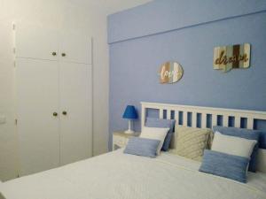 アルマカオ・デ・ペラにあるSummer Homeのベッドルーム1室(青い壁の白いベッド1台付)
