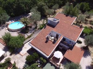 uma vista superior de uma casa com piscina em Villa San Valentino em Terni
