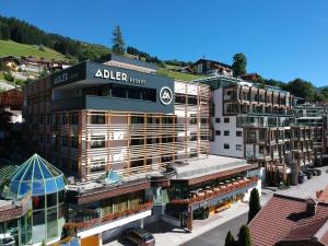 une vue aérienne sur un bâtiment avec un hôtel dans l'établissement Adler Resort, à Saalbach-Hinterglemm