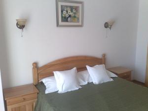 ブシュテニにあるVila Pianoのベッドルーム(緑色のベッド、白い枕付)