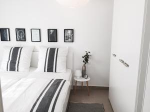 En eller flere senge i et værelse på Apartmani Zivaljic