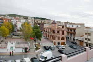 una città con auto parcheggiate in un parcheggio di Hostal Central a Fuente-Álamo