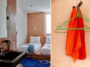 Postel nebo postele na pokoji v ubytování Q-Factory Hotel