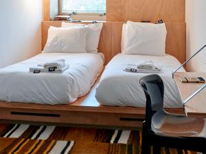 Postel nebo postele na pokoji v ubytování Q-Factory Hotel