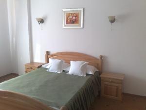 ブシュテニにあるVila Pianoのベッドルーム1室(緑のシーツと白い枕が備わるベッド1台付)