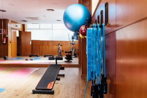 un gimnasio con cinta de correr y una bola azul en la pared en Hotel Malcom and Barret, en Valencia