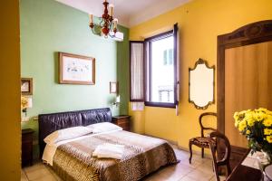 sypialnia z łóżkiem, oknem i lustrem w obiekcie Hotel Il Bargellino we Florencji +20 zdjęć