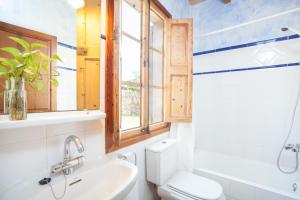 A bathroom at Es Moli (Son Comparet)