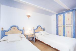 A bed or beds in a room at Es Moli (Son Comparet)