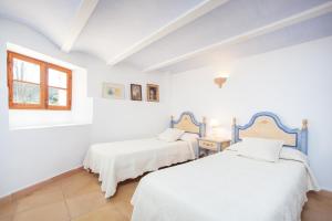 A bed or beds in a room at Es Moli (Son Comparet)