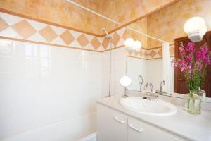A bathroom at Es Moli (Son Comparet)