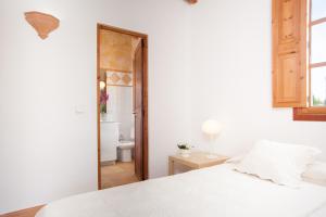 A bed or beds in a room at Es Moli (Son Comparet)