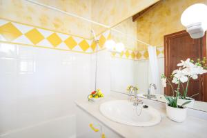 A bathroom at Es Moli (Son Comparet)