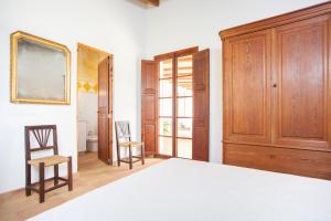 A bed or beds in a room at Es Moli (Son Comparet)