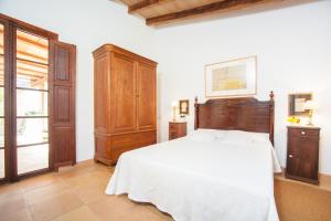 A bed or beds in a room at Es Moli (Son Comparet)