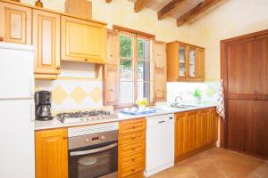 A kitchen or kitchenette at Es Moli (Son Comparet)