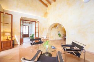 A seating area at Es Moli (Son Comparet)
