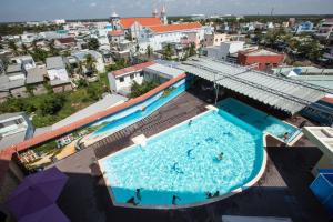 einen Blick über den Pool auf einem Gebäude in der Unterkunft Anh Nguyet Hotel in Cà Mau