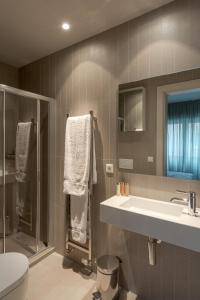 Koupelna v ubytování Four Stars Aparthotel + 9 fotografií