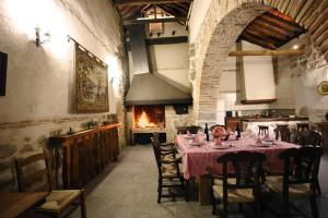 une salle à manger avec une table et une cheminée dans l'établissement Casa Rural La Bodega, à Sonseca