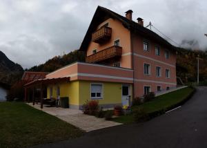 una casa con un balcón en el lateral. en Appartementhaus Alpina, en Flattach