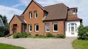 a brick house with a white door at Ferienwohnung Stadie in Dörphof