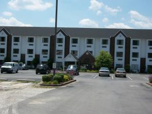 un gran edificio con coches estacionados en un estacionamiento en Quality Inn & Suites, en Prestonsburg