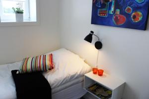 um quarto com uma cama e uma mesa com um candeeiro em 272 Bed & Breakfast em Esbjerg
