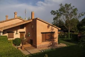 una piccola casa in un cortile con giardino di Casa rural El Pitañar a Teruel