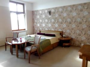 Postel nebo postele na pokoji v ubytování Alba Góra Św Anny Restauracja i Pokoje