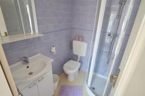 łazienka z toaletą, umywalką i prysznicem w obiekcie Lighthouse Montalbano w Rovinj +18 zdjęć