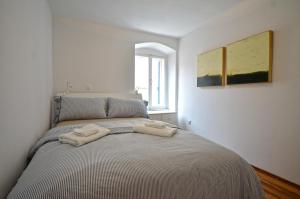 sypialnia z łóżkiem i dwoma ręcznikami na nim w obiekcie Lighthouse Montalbano w Rovinj
