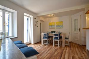 salon ze stołem i niebieskimi krzesłami w obiekcie Lighthouse Montalbano w Rovinj